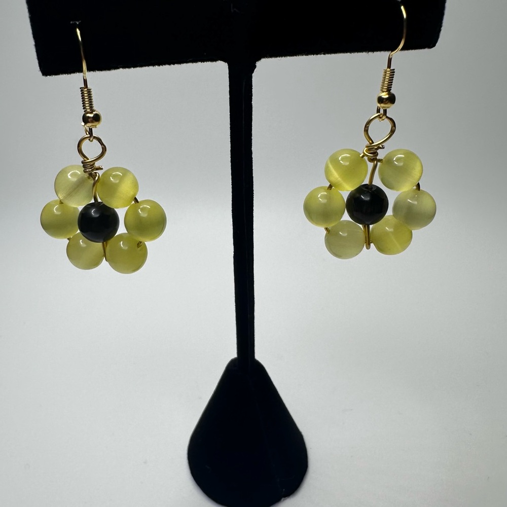 Elegant Yellow and Black Cat-Eye Beaded Earrings